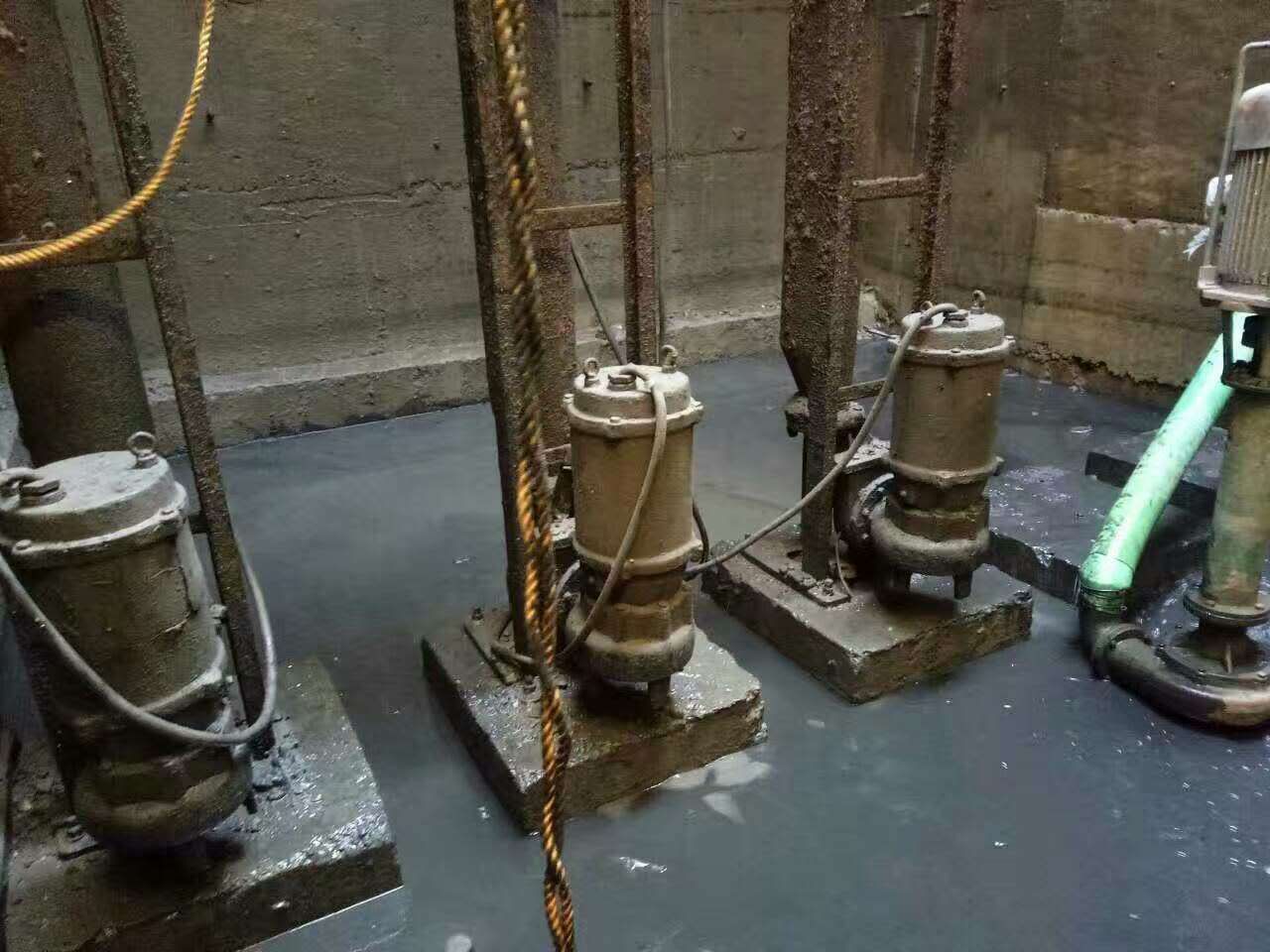 王下乡污水池清理